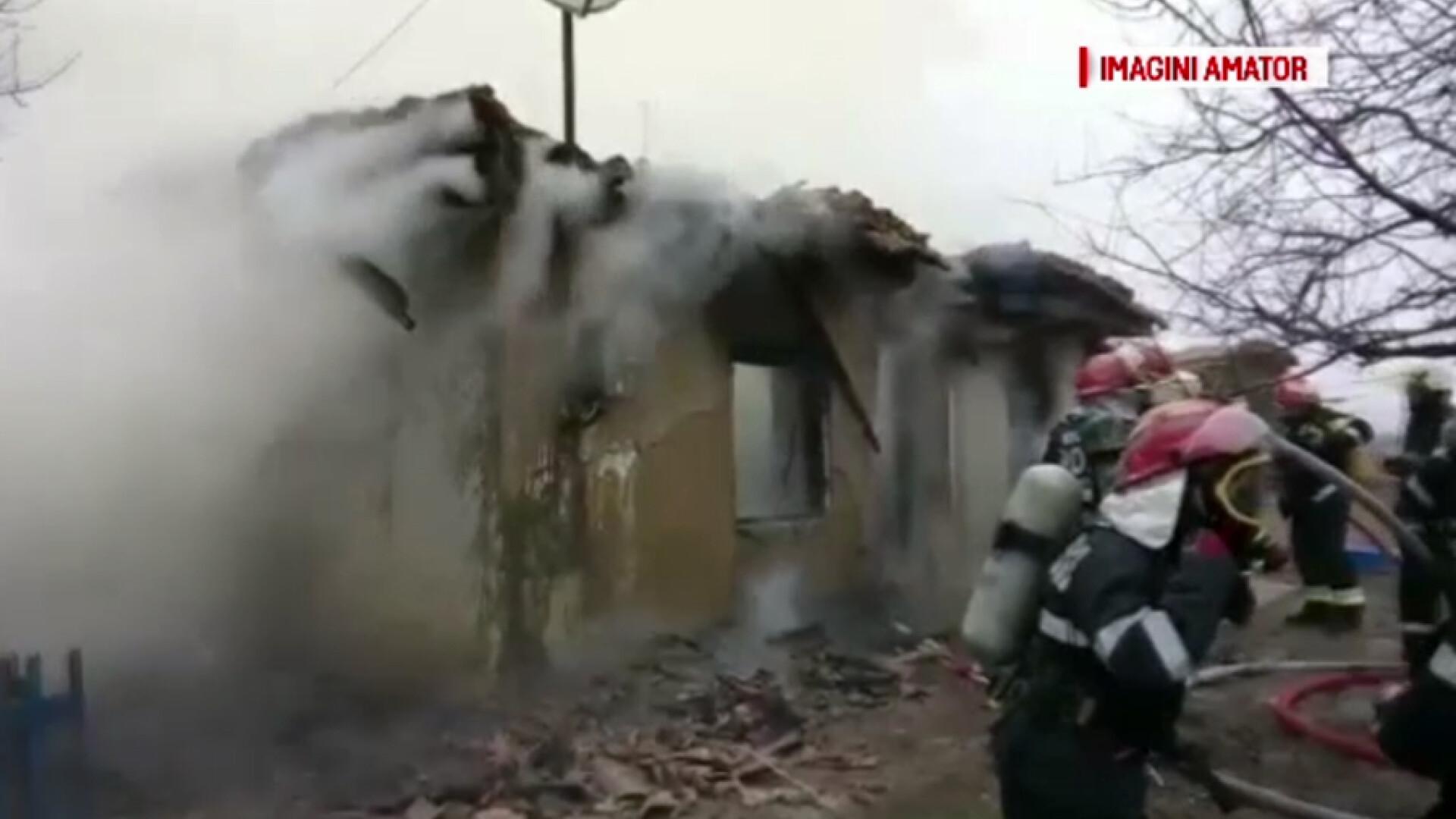 Un copil a ars de viu iar fratele sau a ajuns la spital dupa un incendiu intr-un sat constantean. De la ce a pornit focul