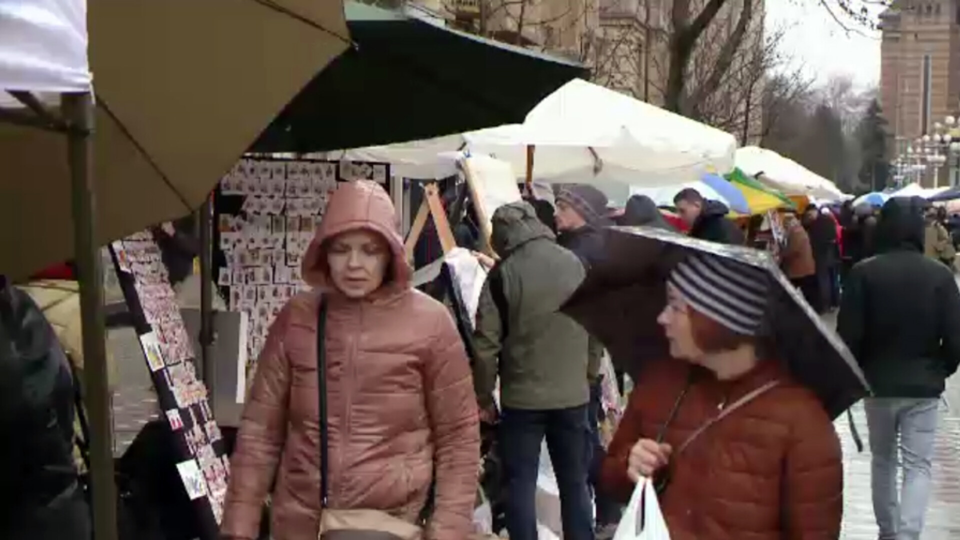 Targ de cadouri de Martisor, stricat de ploaie in Timisoara. La Cluj, vanzatorii au adus pachete speciale de 1 Martie