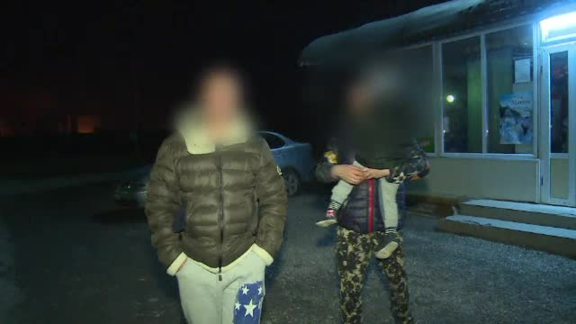 Tanara de 28 de ani, atacata de oamenii din sat pentru ca sufera de o boala cumplita. Un vecin a venit cu toporul