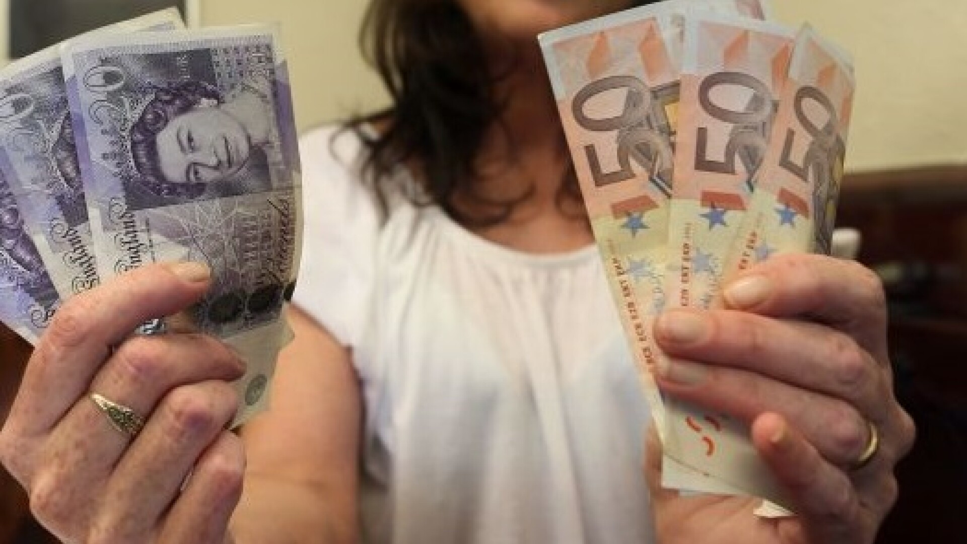 A gasit o bancnota de 20 de lire pe strada, dar i s-a intocmit cazier. De ce fapta a fost acuzata tanara