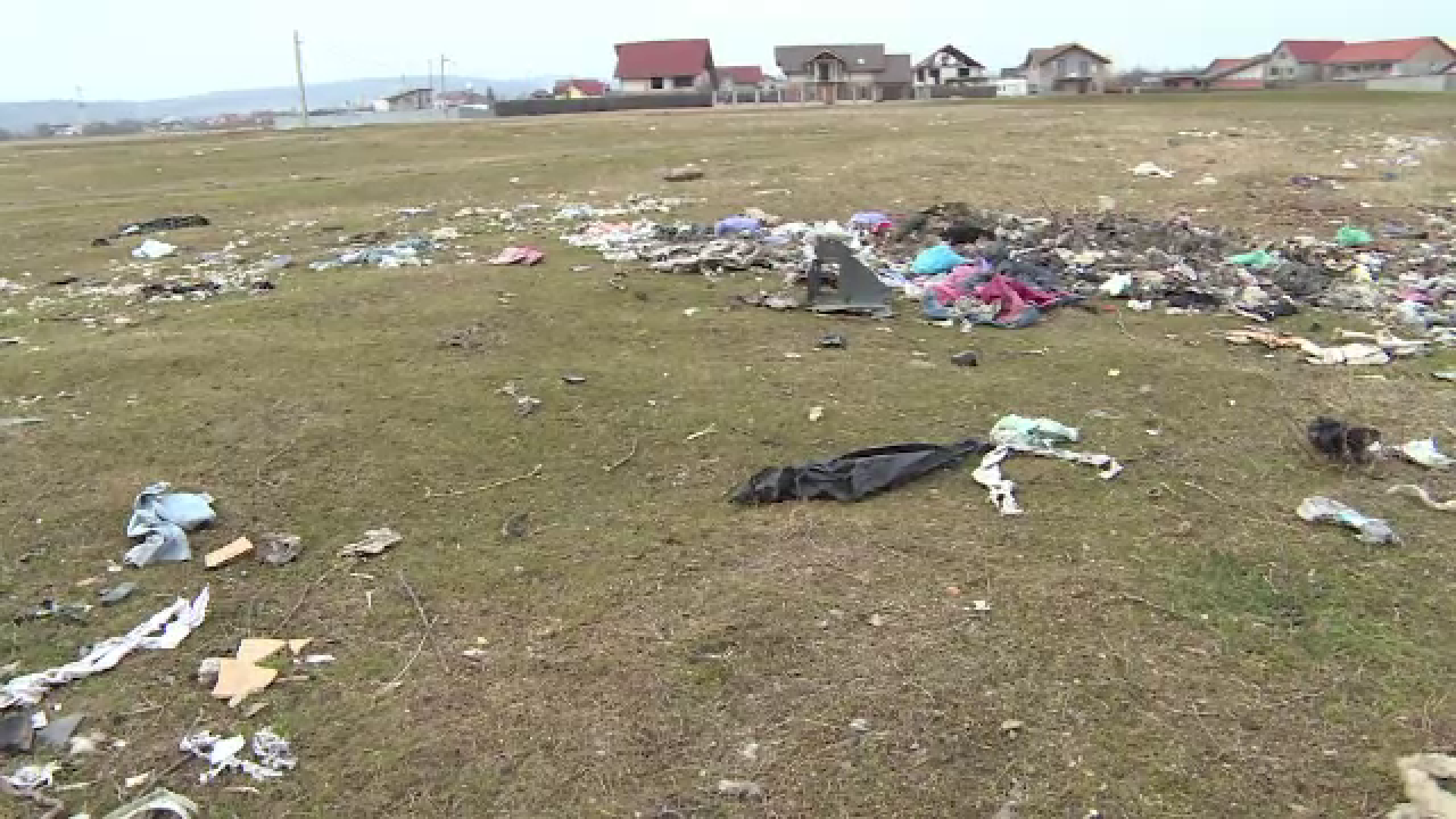Tone de gunoaie aruncate la marginea orasului Tg. Jiu. De ce se tem locuitorii din zona