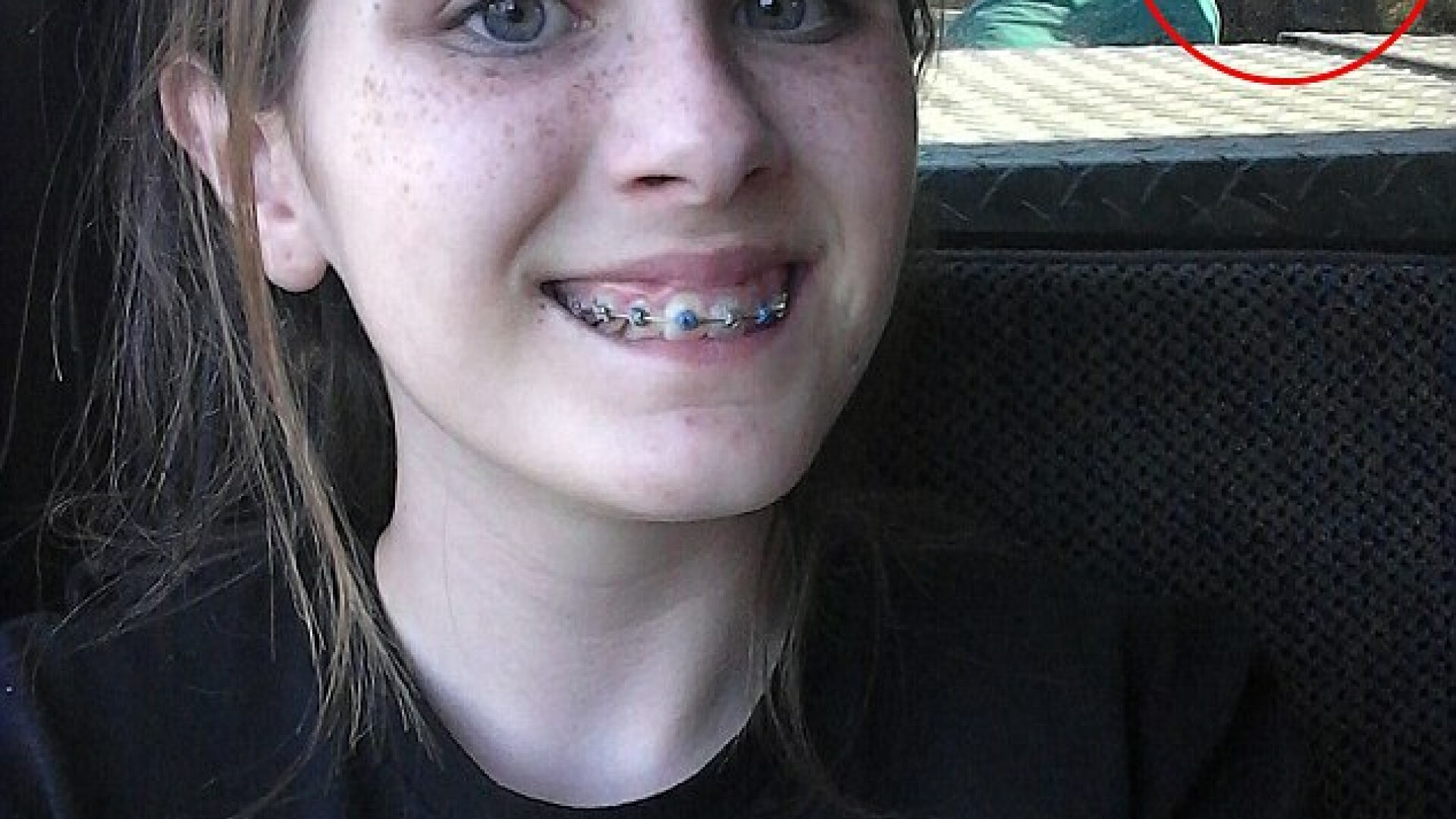 Si-a facut un selfie la pescuit, iar acum este terifiata. Ce a observat in imagine fetita de 13 ani cand a ajuns acasa