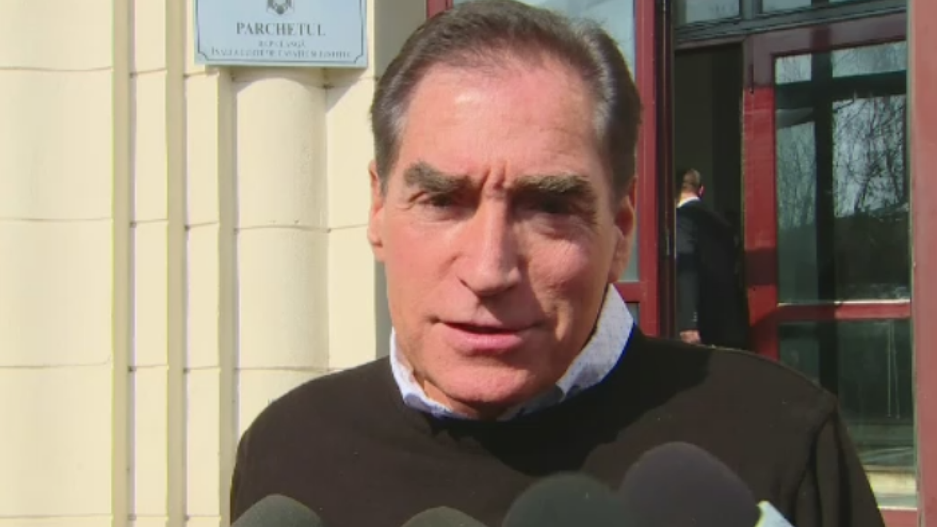 Reacția lui Petre Roman atunci când un protestatar îl întreabă dacă va răspunde în dosarul Mineriadei