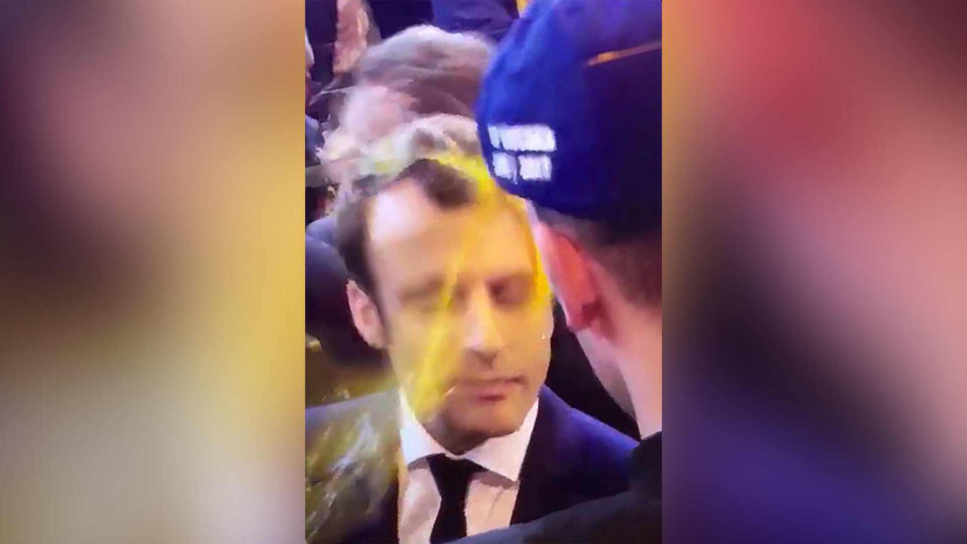 Momentul in care Emmanuel Macron, candidat la presedintia Frantei, este lovit cu un ou in cap de un protestatar. VIDEO