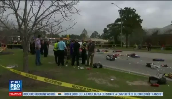 Cel putin 12 elevi au fost raniti la o parada din SUA, dupa ce o masina a intrat in ei. Soferul este un barbat de 73 de ani