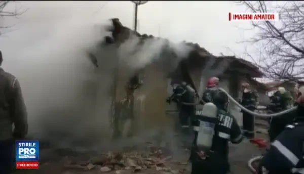 Un copil a ars de viu iar fratele sau a ajuns la spital dupa un incendiu intr-un sat constantean. De la ce a pornit focul