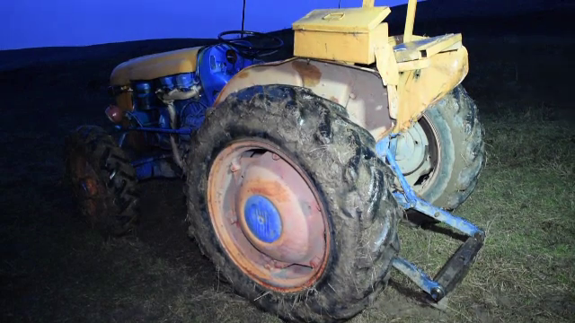 Un barbat din Cluj a ajuns la spital, dupa ce s-a rasturnat cu tractorul. Terenul era alunecos, iar soferul baut