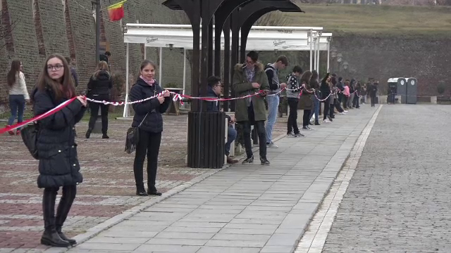 Martisor demn de Cartea Recordurilor, in Cetatea Alba Iulia. Oamenii au venit sa impleteasca 3 km de panglici alb-rosii