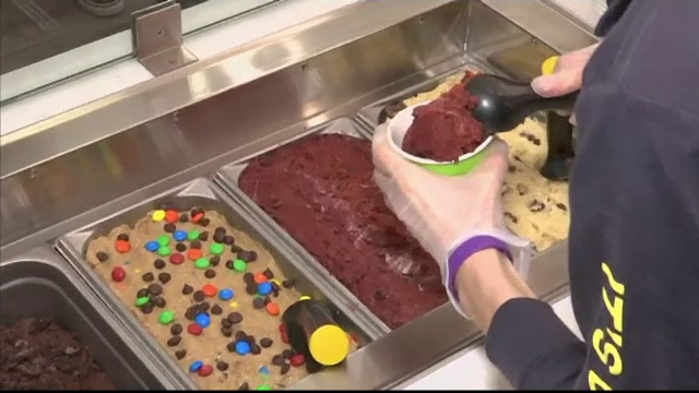 Aluatul bunicii, necopt, se vinde cu 11 dolari lingura in New York. Ideea neconventionala de desert a unei tinere