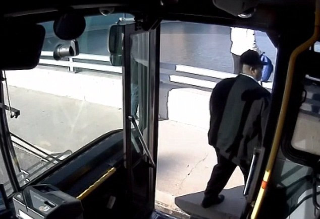 O americanca era pregatita sa se arunce de pe un pod, dar un sofer a salvat-o: "Pot sa va imbratisez?" VIDEO