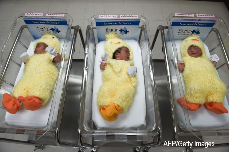 O femeie a nascut 3 bebelusi intr-un interval de sapte zile. Cum a fost posibil acest lucru