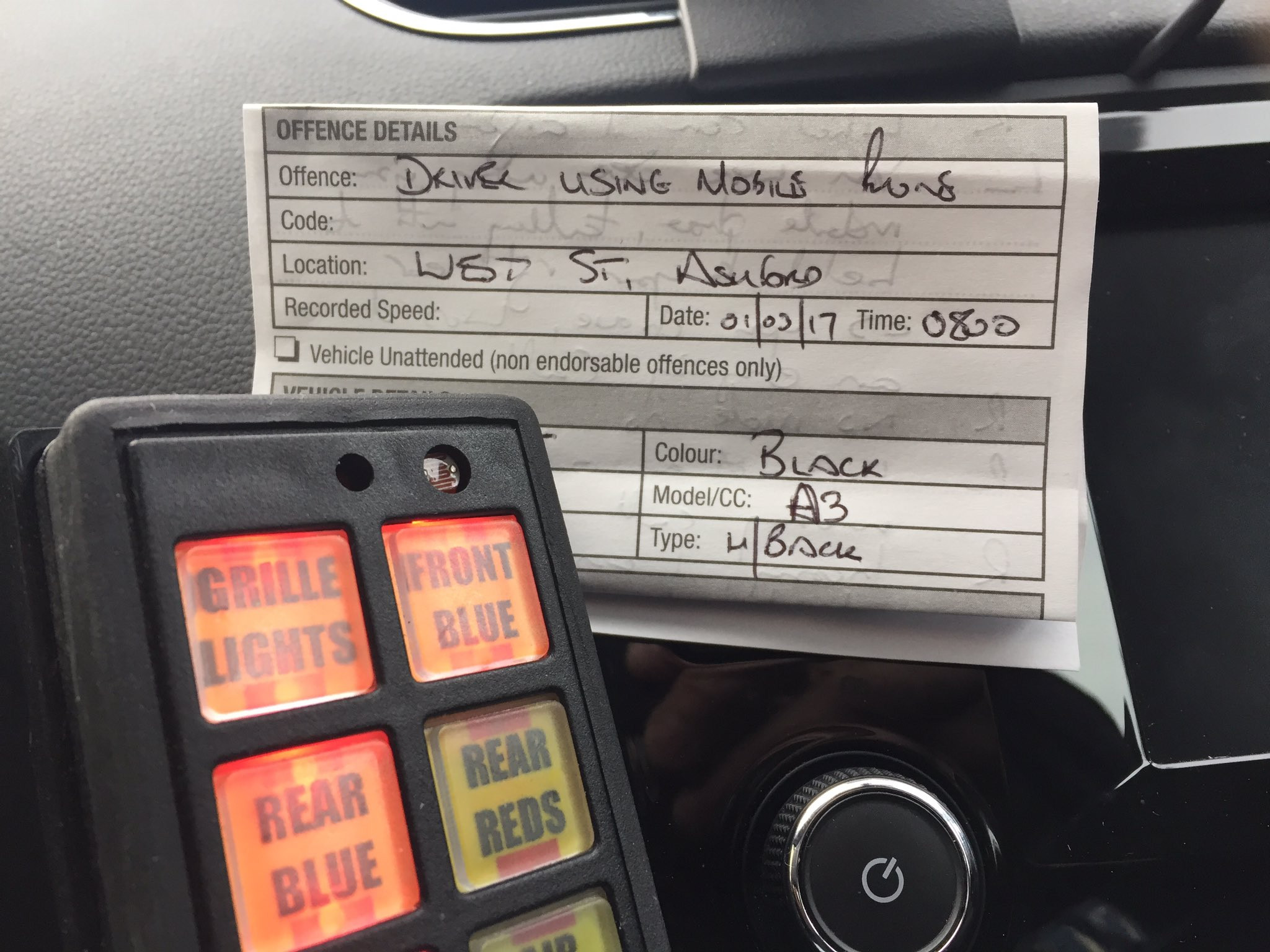 "O sa ma omoare mama!" Primii soferi din UK care si-au pierdut permisul pentru ca au folosit telefonul in timp ce conduceau