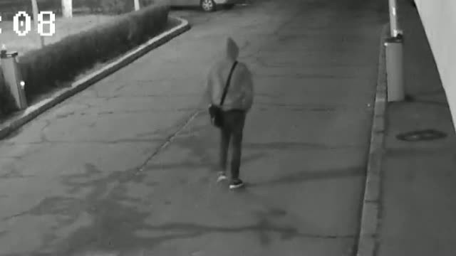 A intrat in biroul medicilor de la Spitalul de Urgenta Galati si a fugit cu televizorul in brate. Ce au surprins camerele