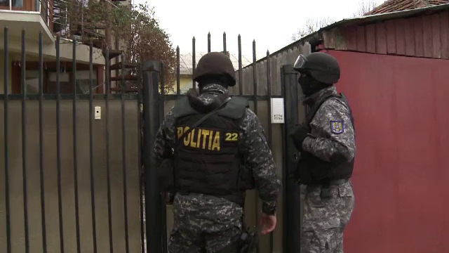 O batrana din Buzau s-a trezit din greseala cu mascatii in casa. A inceput sa planga cand a vazut ca-i verifica si frigiderul