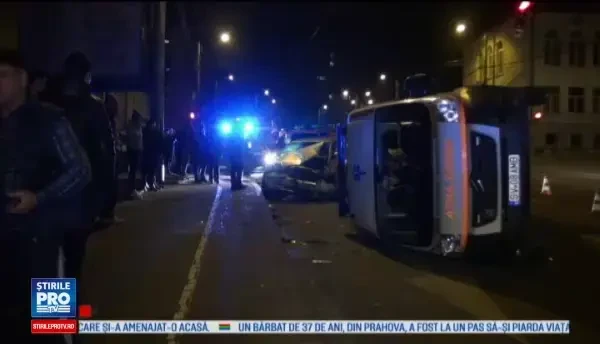 Trei masini, dintre care o ambulanta, implicate intr-un accident in Suceava. Am auzit o bubuitura si am iesit