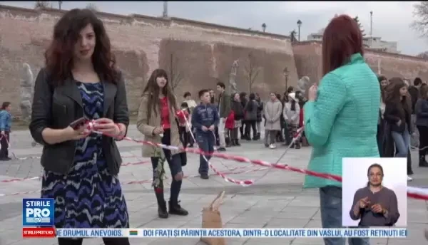 Martisor demn de Cartea Recordurilor, in Cetatea Alba Iulia. Oamenii au venit sa impleteasca 3 km de panglici alb-rosii