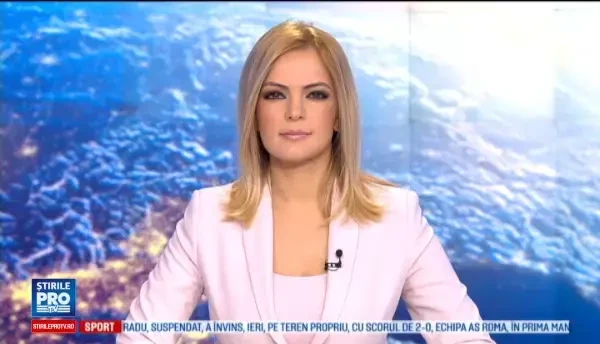 Momentul in care Emmanuel Macron, candidat la presedintia Frantei, este lovit cu un ou in cap de un protestatar