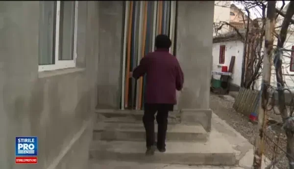 O batrana din Buzau s-a trezit din greseala cu mascatii in casa. A inceput sa planga cand a vazut ca-i verifica si frigiderul
