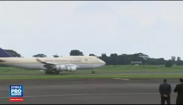 Regele Arabiei Saudite a plecat intr-o calatorie in Asia cu 400 de metri de bagaje, 2 limuzine Mercedes si 2 lifturi