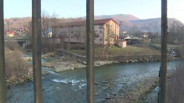 Moarte suspecta a unui batran de 75 de ani, dupa ce a fost gasit inecat intr-un rau. "Era un om bland, tacut"