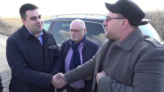 Ministrul Transporturilor a mers sa vada singurul drum national cu pamant: "Am schimbat 5-6 masini de cand am venit in zona"