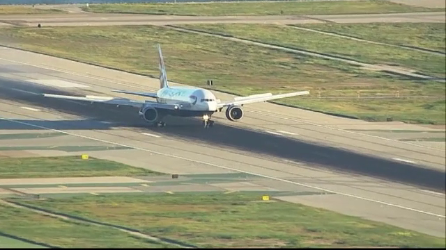 Un avion British Airways se pregatea sa decoleze cand un pasager a observat ceva neobisnuit. Zborul, intarziat cu 5 ore