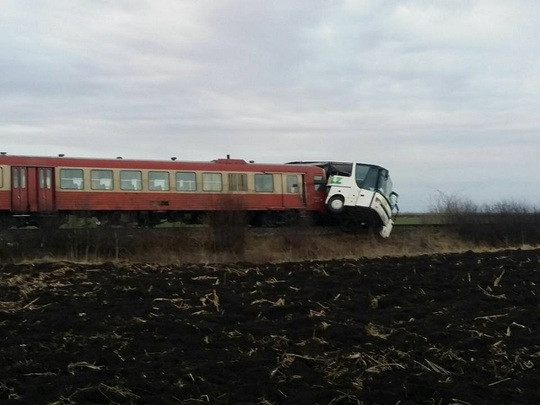 Autocar lovit de tren in judetul Timis. O femeie a fost luata de ambulanta, dar pe drum si-a revenit complet