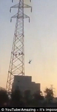 A cazut 30 de metri in gol de pe un stalp de inalta tensiune, dupa ce s-a electrocutat. E un miracol cum a ajuns la sol