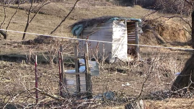 Bebelus de 9 luni, gasit mort in hazna. Mama copilului, in varsta de 21 de ani, sustine ca a avortat spontan