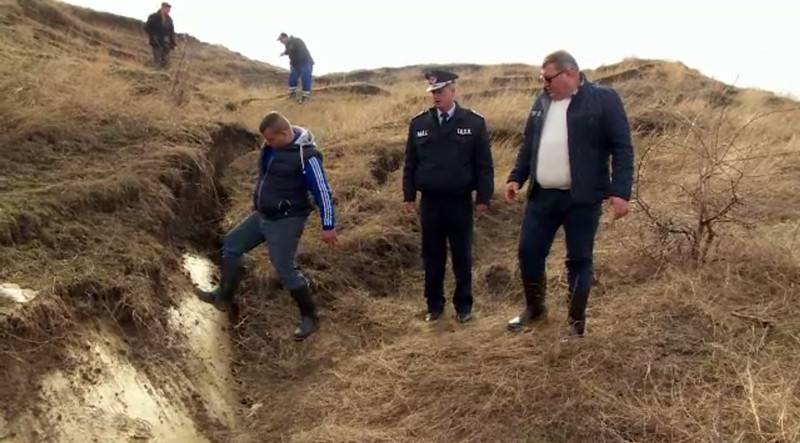 "Satul cutremurelor" din Galati risca sa fie ingropat sub un deal. Terenul aluneca cu un metru pe zi