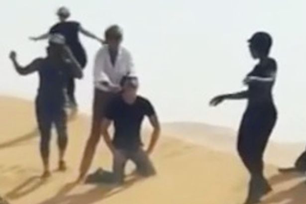 Clipul in care Rod Stewart se preface ca ii taie gatul unui barbat, in desertul din Abu Dhabi. Imaginile au fost sterse VIDEO