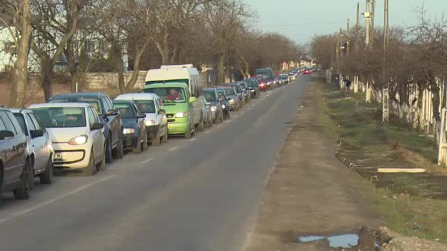 Cosmar in fiecare dimineata pentru oamenii din comuna Santandrei. De ce se formeaza coada de cativa kilometri pe sosea