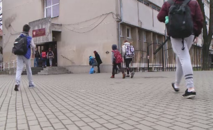 Blocajele create in trafic de parintii care-si duc cu masinile copiii la scoli din centrele oraselor. Solutia gasita la Cluj