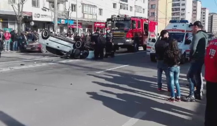 Momentul in care o soferita din Targoviste taie linia dubla continua. Un alt sofer nu a mai reusit sa franeze