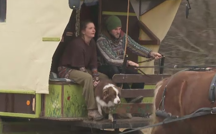 Tinerii care vad Europa din caruta. Sophie si Baptiste s-au cunoscut in Romania in urma cu 5 ani