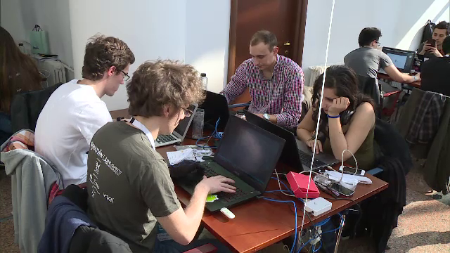 Manusa care depisteaza boala Parkinson si aplicatia care iti completeaza tinuta. Inventiile celor mai buni viitori ingineri