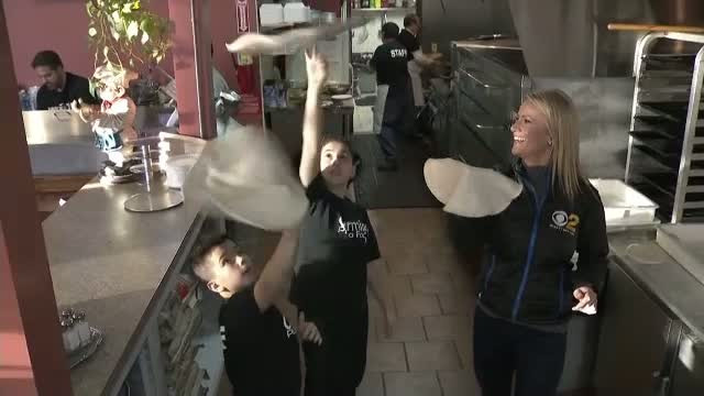 Doi frati fac senzatie cu talentul de a invarti aluatul de pizza. Filmuletele lor au strans milioane de vizualizari