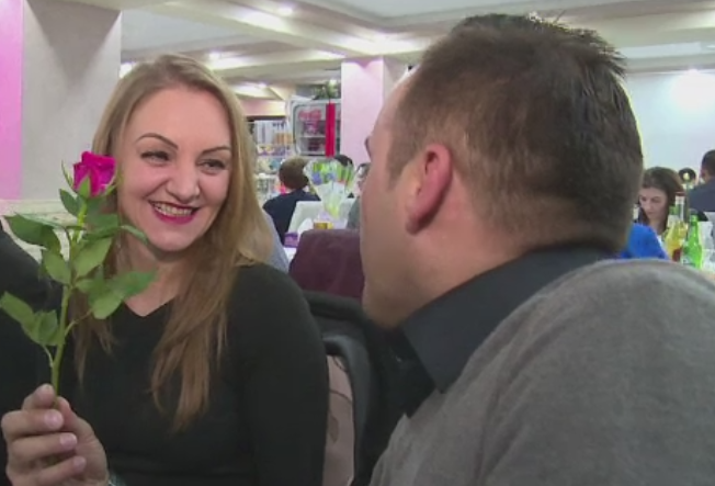 Petrecere in avans de 8 martie in Josenii Bargaului. Barbatii si-au incantat partenerele cu declaratii si flori