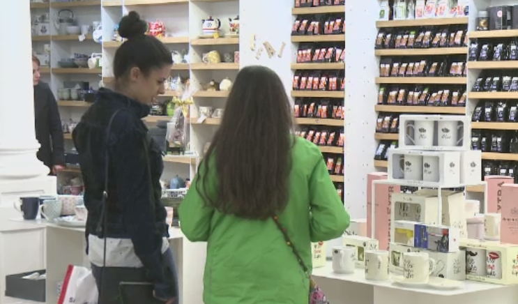 Alegerea cadoului potrivit de 8 Martie, provocarea anuala pentru barbati. Ce isi doresc femeile