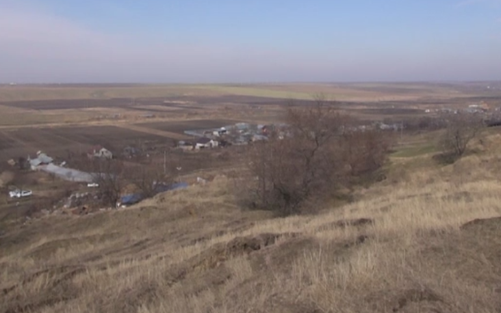 Pamantul a alunecat 3 metri in 2 zile, in satul Izvoarele, judetul Galati. Autoritatile sunt pregatite sa evacueze locuitorii