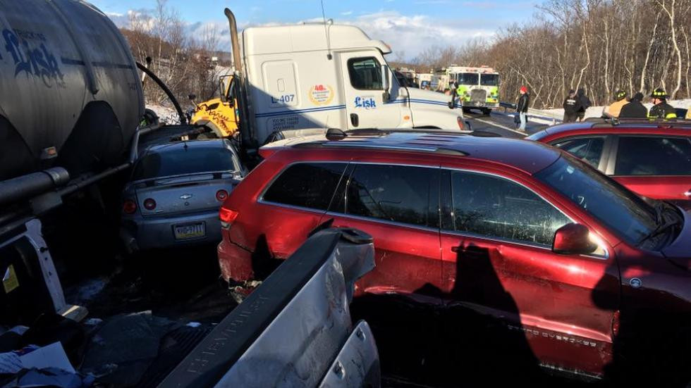 Accident cu 32 de masini pe o autostrada din SUA. O persoana a murit si zeci au fost ranite in carambol. VIDEO