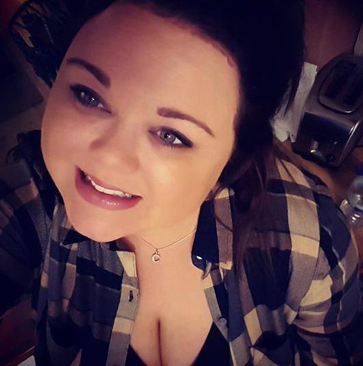 Si-a pus telefonul Samsung in decolteu pentru a isi lua fiul in brate. Dupa doua ore a ajuns la medic cu arsuri. FOTO