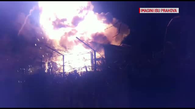 Un depozit cu tone de fan si sute de litri de combustibil a ars ca o torta. Pompierii, pusi in pericol de o explozie violenta