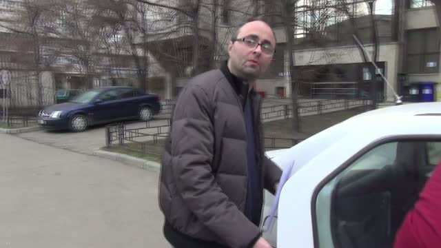 Metoda "investitorul". Cum a reusit un barbat imbracat frumos si cu ecuson sa pacaleasca 5 pensionari din Neamt si Iasi