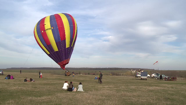 Zbor cu balonul cu aer cald la marginea Bucurestiului pentru amatorii de senzatii tari. Pretul unei ore de plimbare