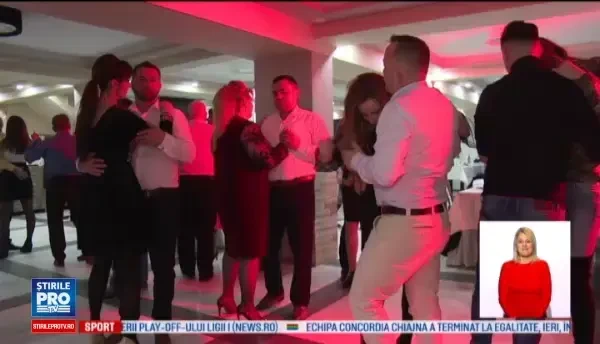 Petrecere in avans de 8 martie in Josenii Bargaului. Barbatii si-au incantat partenerele cu declaratii si flori