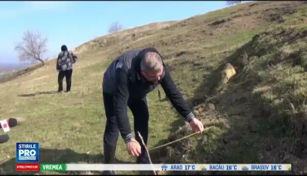 Pamantul a alunecat 3 metri in 2 zile, in satul Izvoarele, judetul Galati. Autoritatile sunt pregatite sa evacueze locuitorii