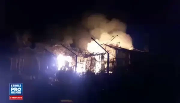 Incendiu urias la depozitul unui fermier din Prahova. Barbatul avea 600 de litri de combustibil si 12 tone de fan