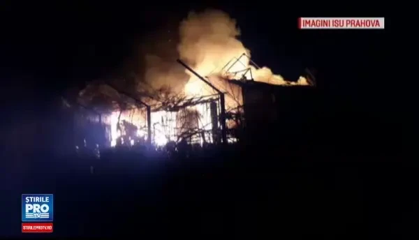 Un depozit cu tone de fan si sute de litri de combustibil a ars ca o torta. Pompierii, pusi in pericol de o explozie violenta