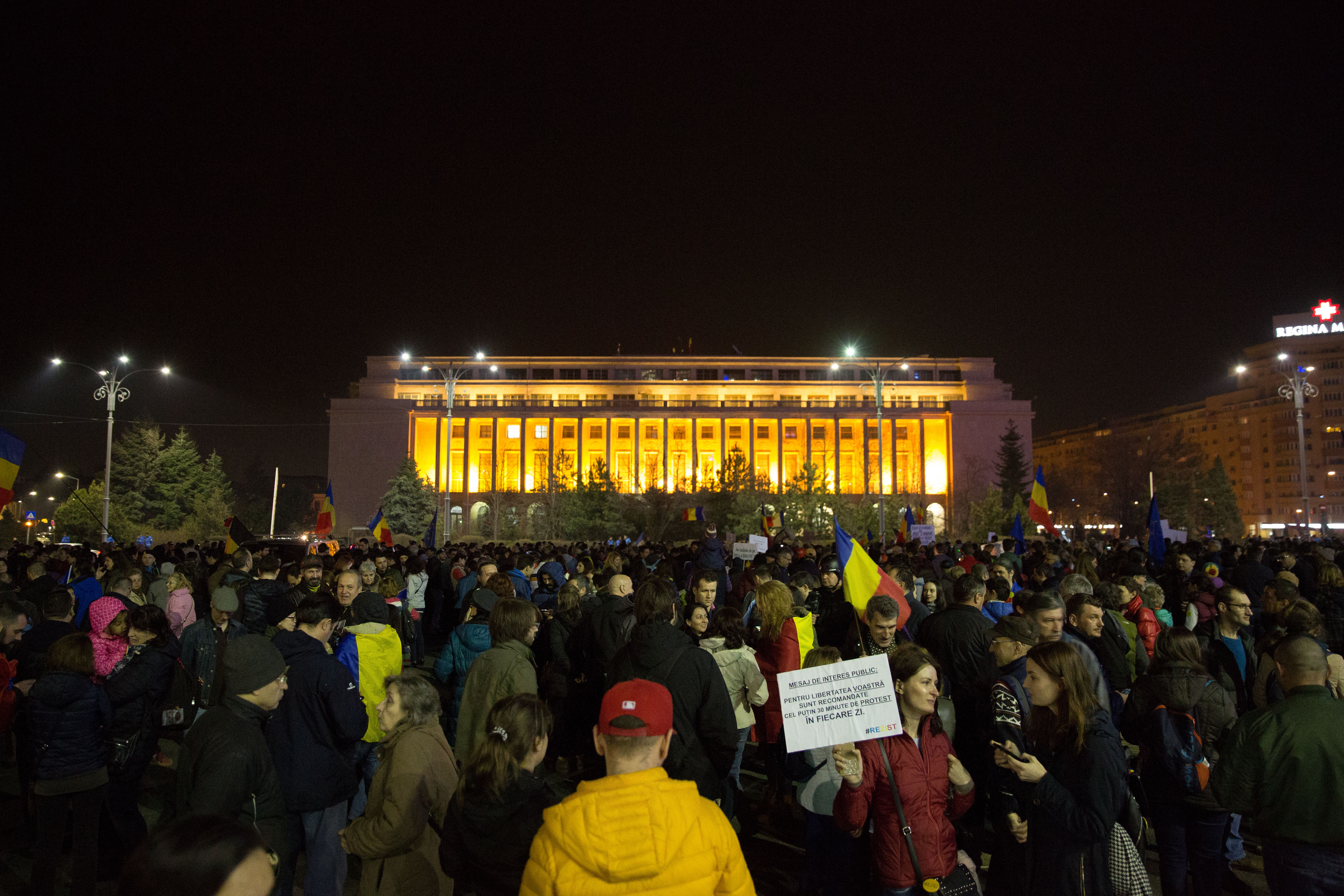 Mii de oameni au mers in mars prin centrul Capitalei, trecand pe la Parlament si pe la DNA. Imnul a fost intonat la final
